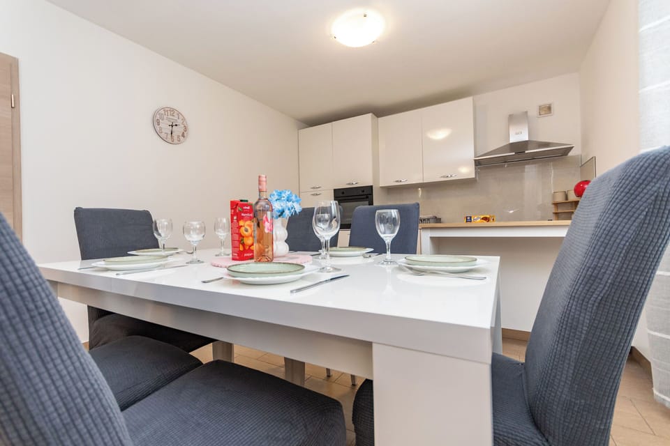 Apartment (A1) | Dining