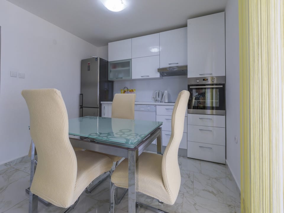 Private kitchen | Fridge, oven, stovetop, dishwasher