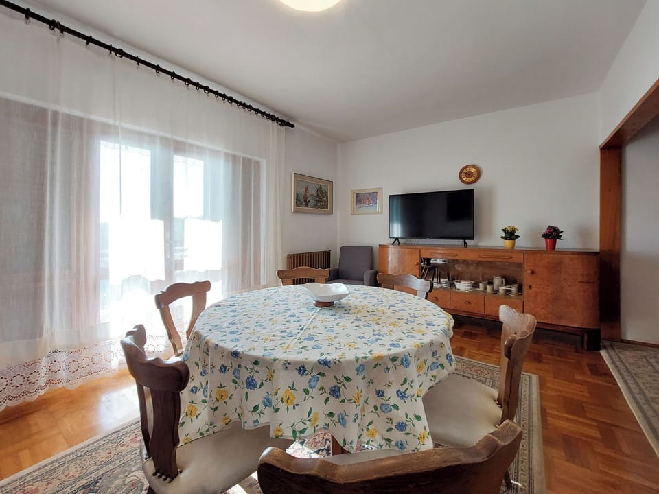 Apartment (A1) | Dining