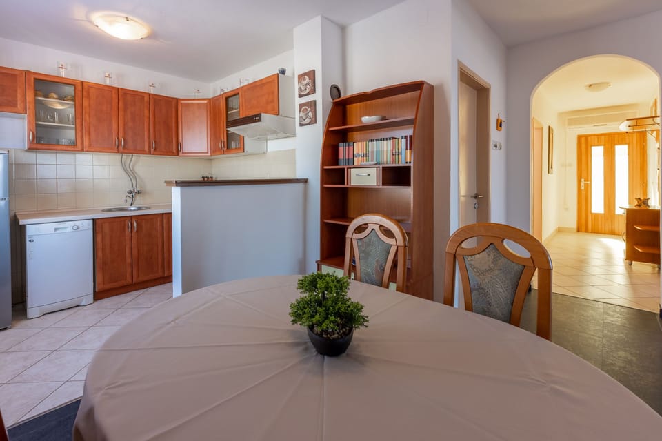 Private kitchen | Fridge, stovetop, dishwasher, espresso maker