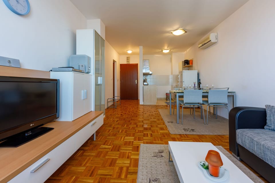 Living room | TV, DVD player