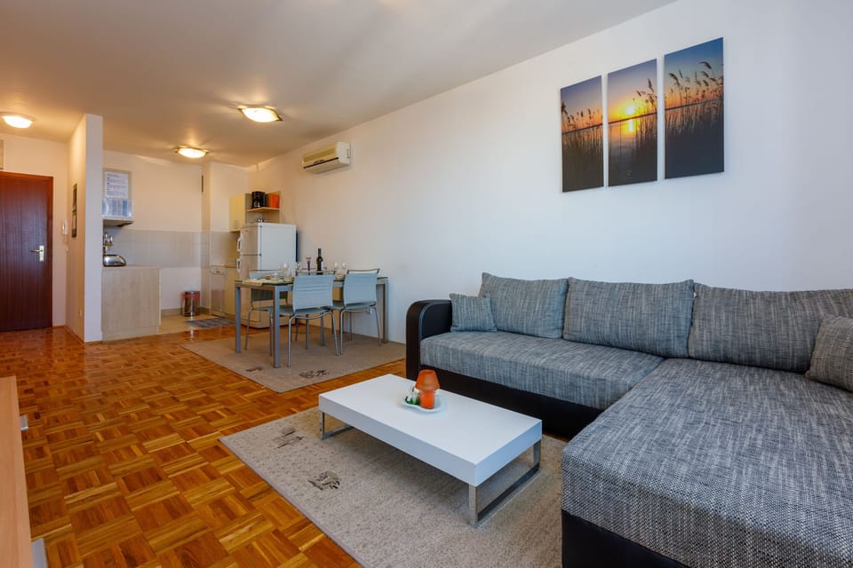 Living room | TV, DVD player