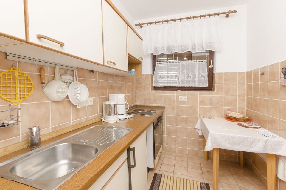 Private kitchen | Fridge, microwave, oven, stovetop