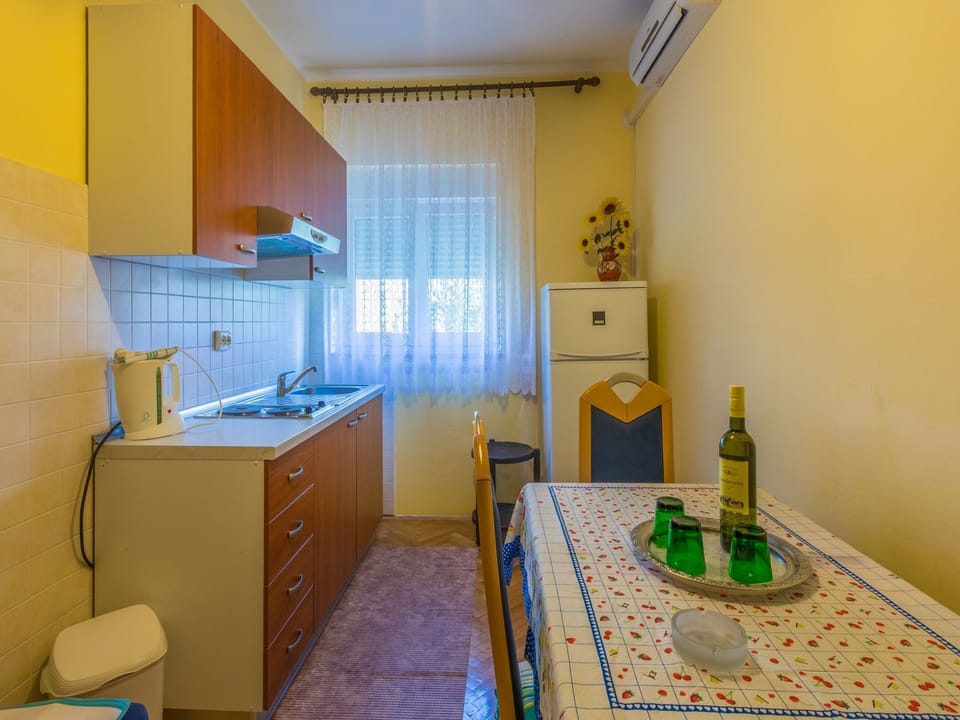 Private kitchen | Fridge, microwave, stovetop, espresso maker