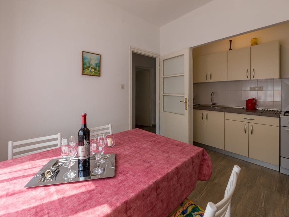 Private kitchen | Fridge, microwave, oven, stovetop