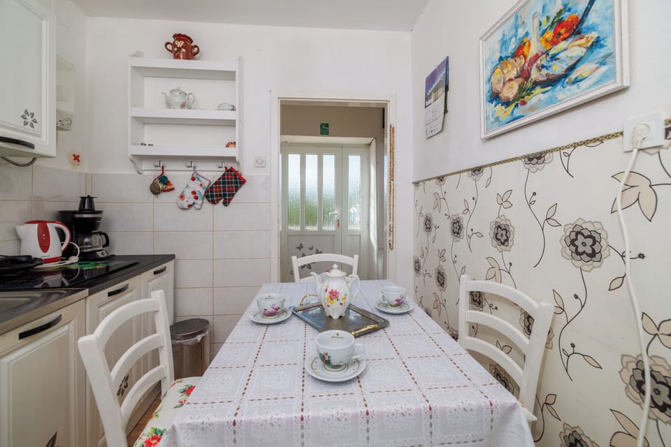 House | Private kitchen | Fridge, oven, stovetop, espresso maker