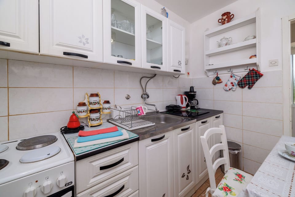 House | Private kitchen | Fridge, oven, stovetop, espresso maker
