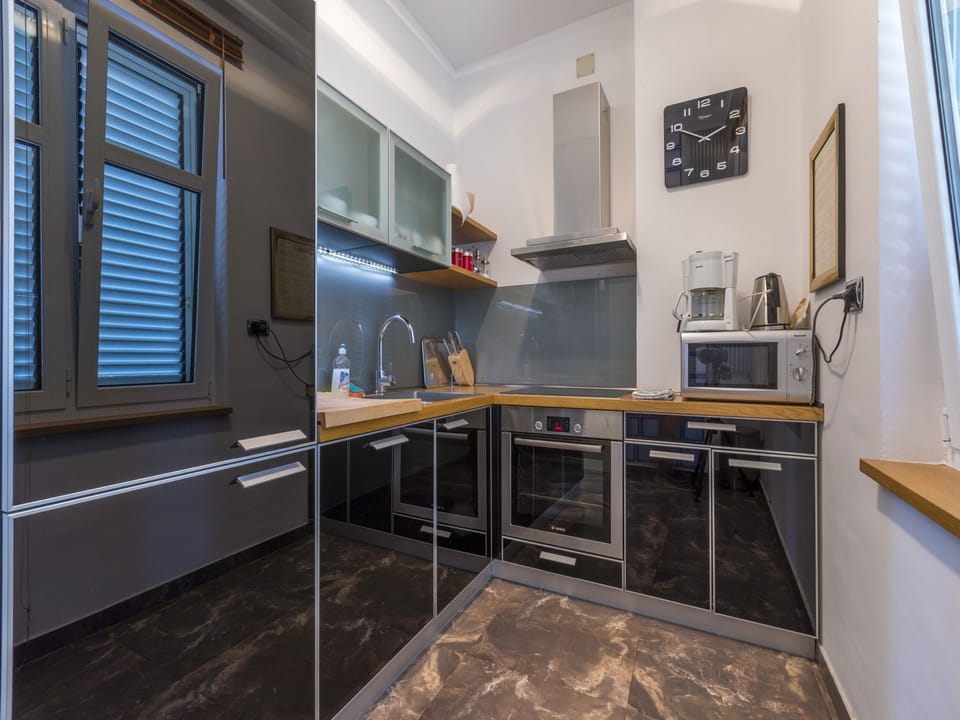 Private kitchen | Fridge, microwave, oven, stovetop