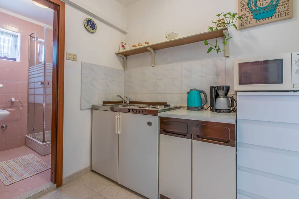 Private kitchen | Fridge, microwave, stovetop, espresso maker