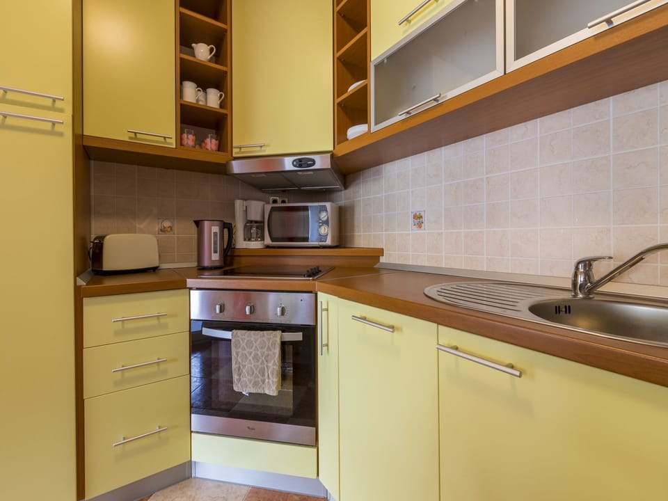 Private kitchen | Fridge, microwave, oven, stovetop