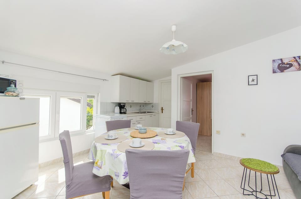 Apartment (A1) | Dining