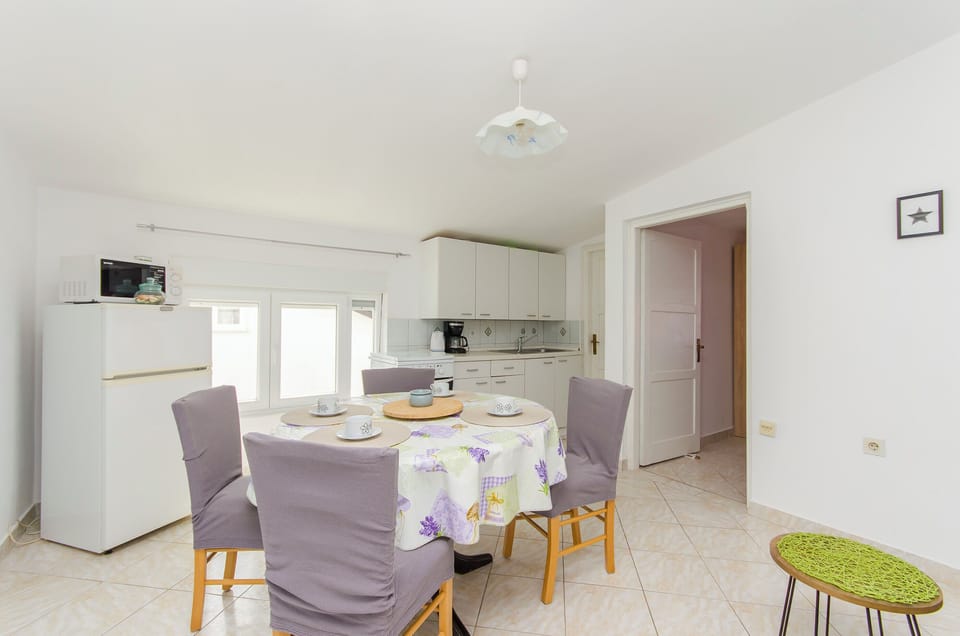 Apartment (A1) | Dining