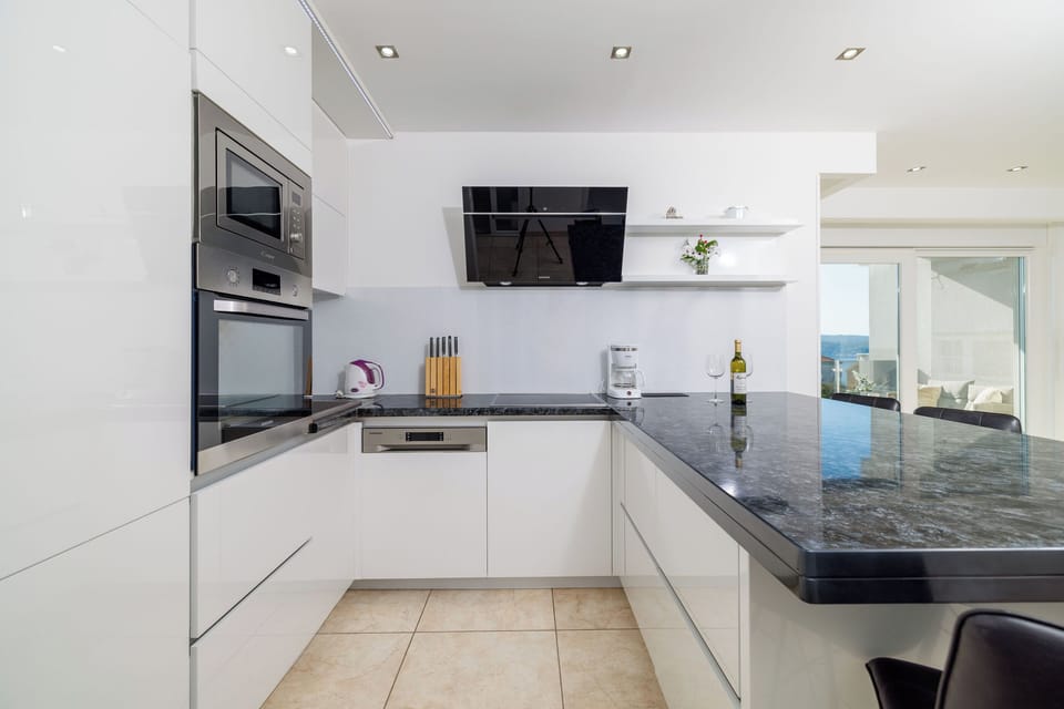 Apartment (A1) | Private kitchen | Fridge, microwave, oven, stovetop