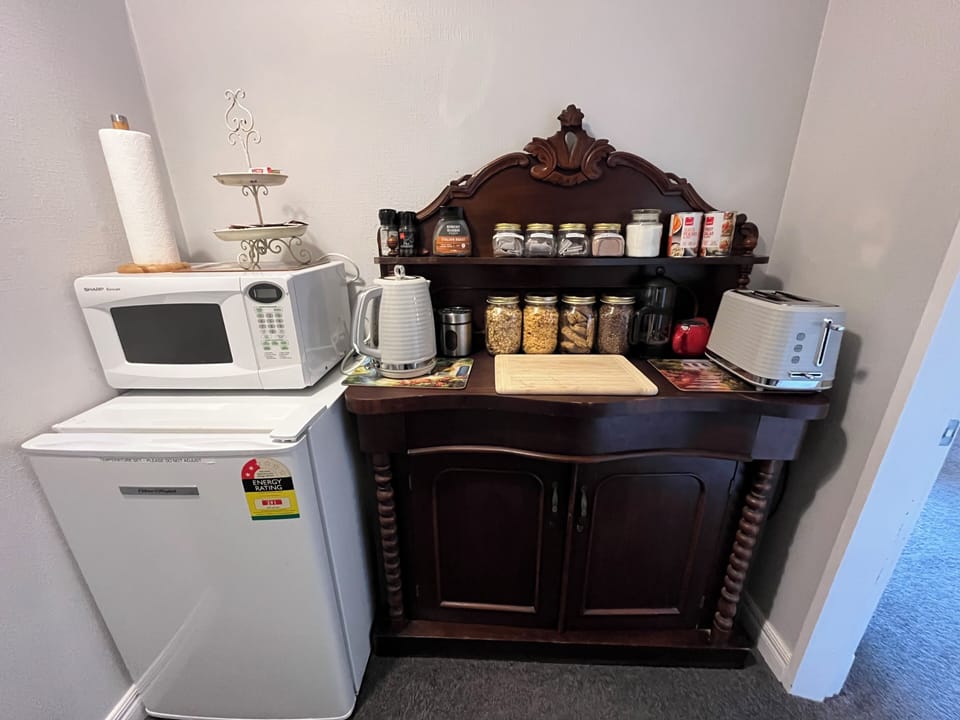 Bordeaux Room | Iron/ironing board, free WiFi, bed sheets