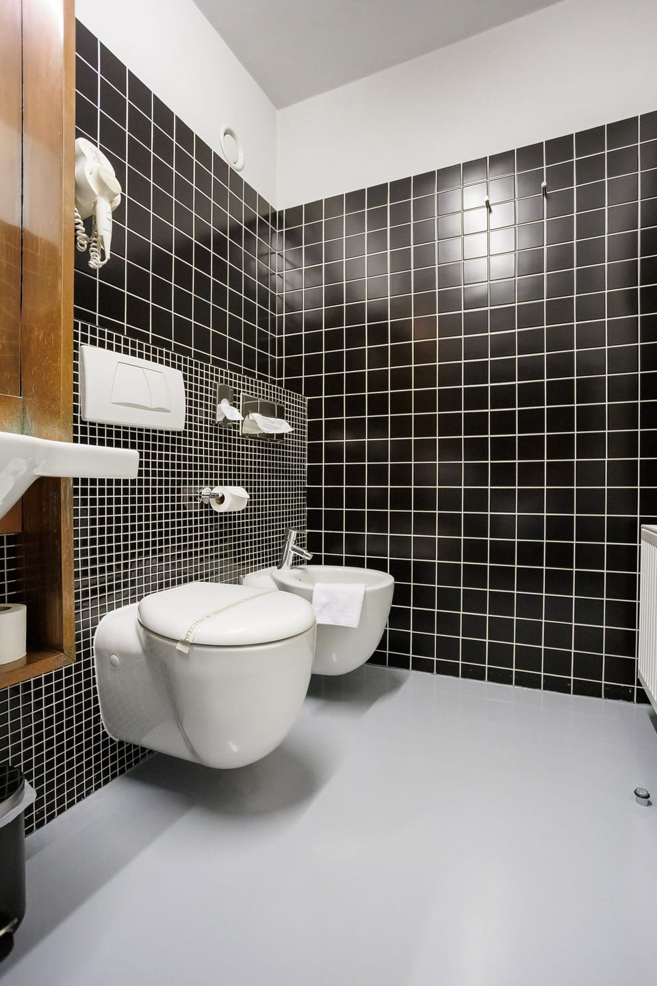 Deluxe Double Room | Bathroom | Shower, free toiletries, hair dryer, towels