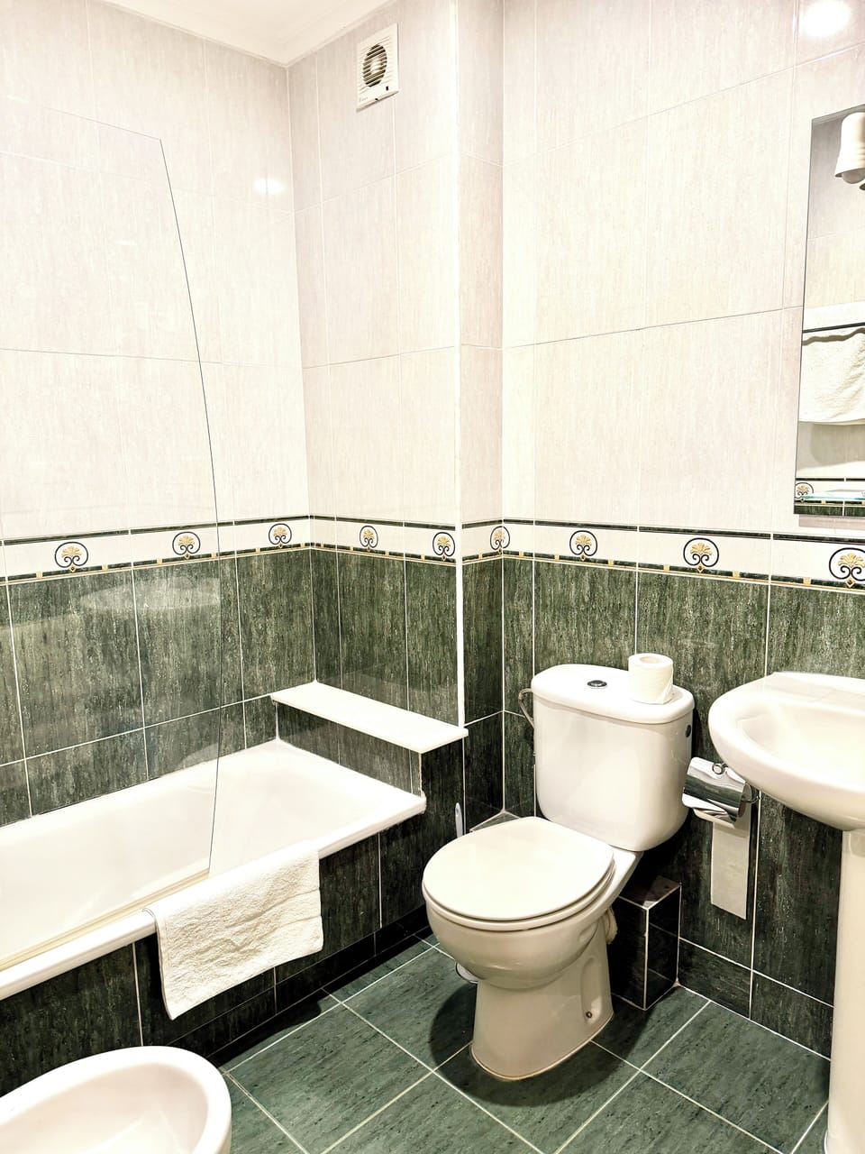 Habitación doble matrimonio superior | Bathroom | Free toiletries, hair dryer, towels, soap