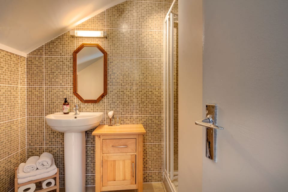 Comfort Double Room | Bathroom | Free toiletries, hair dryer, towels