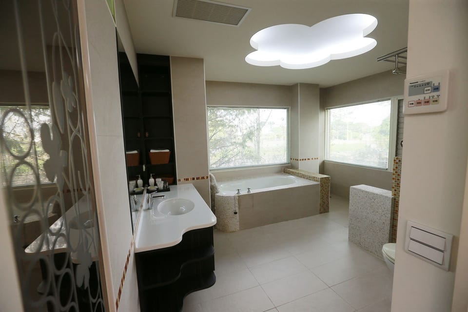 Double Room (202) | Bathroom | Combined shower/tub, free toiletries, hair dryer, slippers