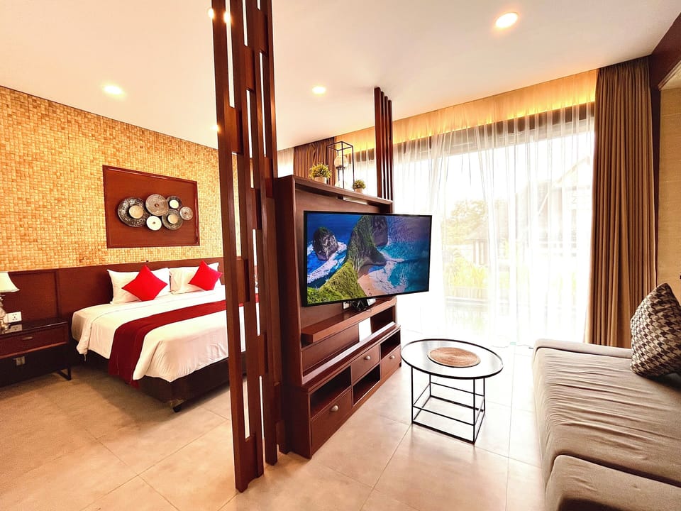 Suite, 1 Bedroom | Minibar, in-room safe, desk, blackout drapes