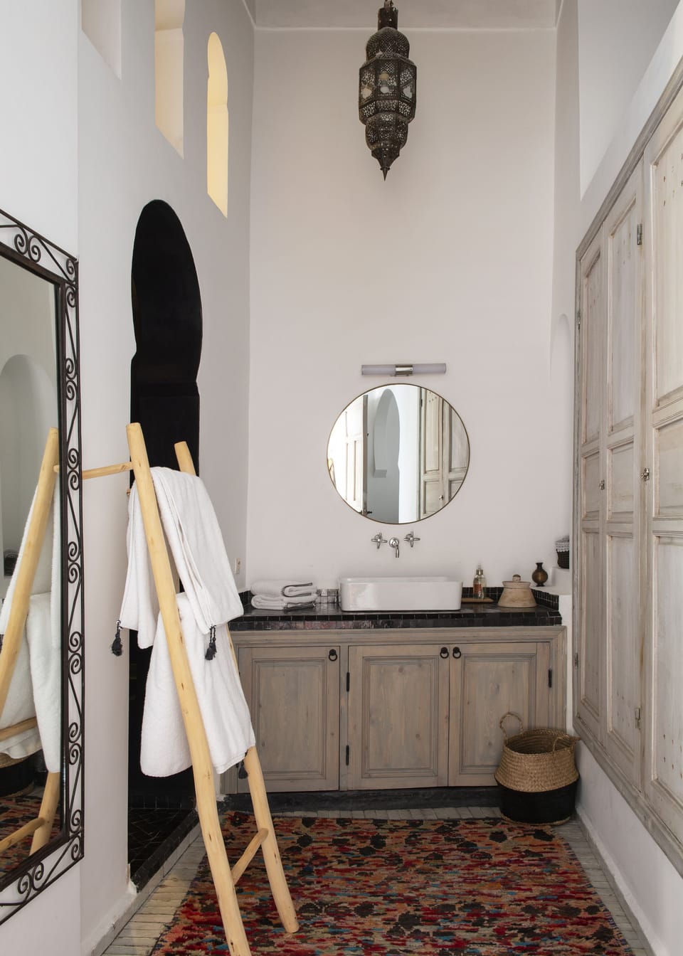 Luxury Studio Suite (Suite Mesange) | Bathroom | Rainfall showerhead, free toiletries, hair dryer, bathrobes