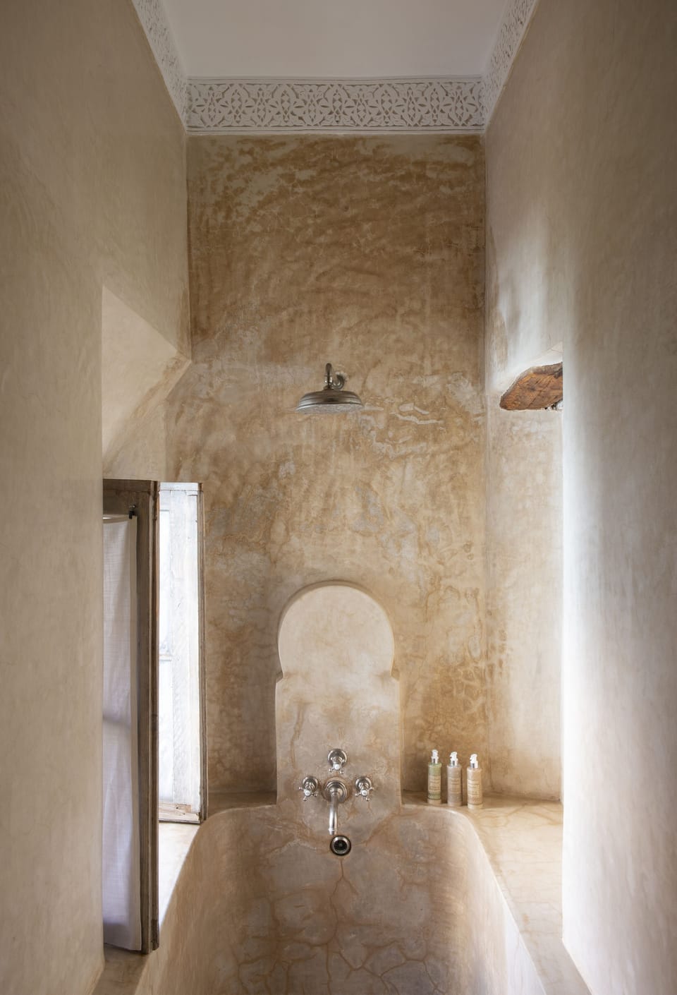 Luxury Studio Suite (Suite Hirondelles) | Bathroom | Rainfall showerhead, free toiletries, hair dryer, bathrobes