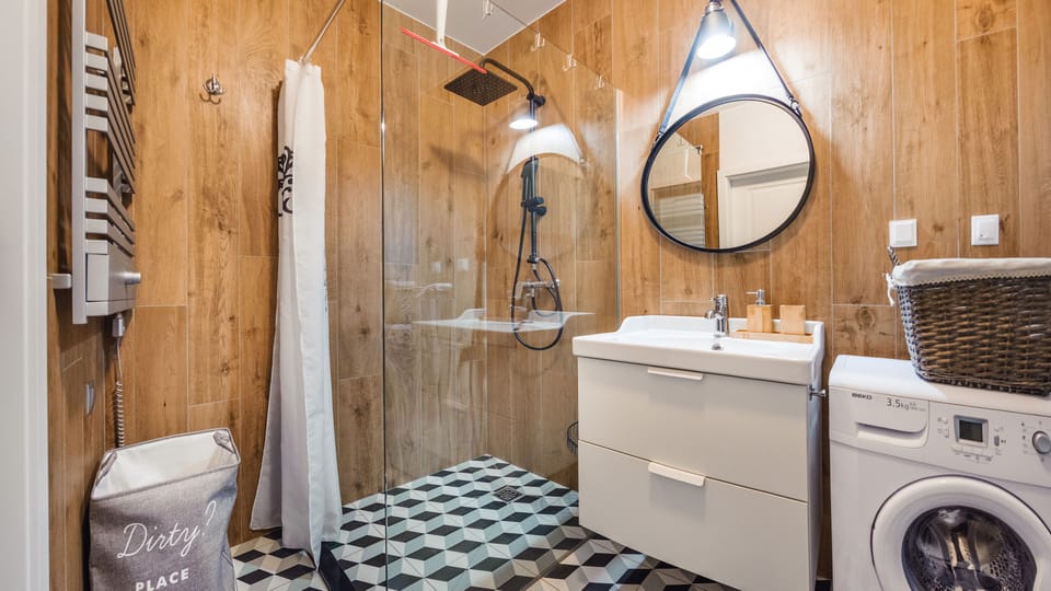 Studio (11, ul. Legionów 104 B) | Bathroom | Shower, hair dryer, towels, toilet paper
