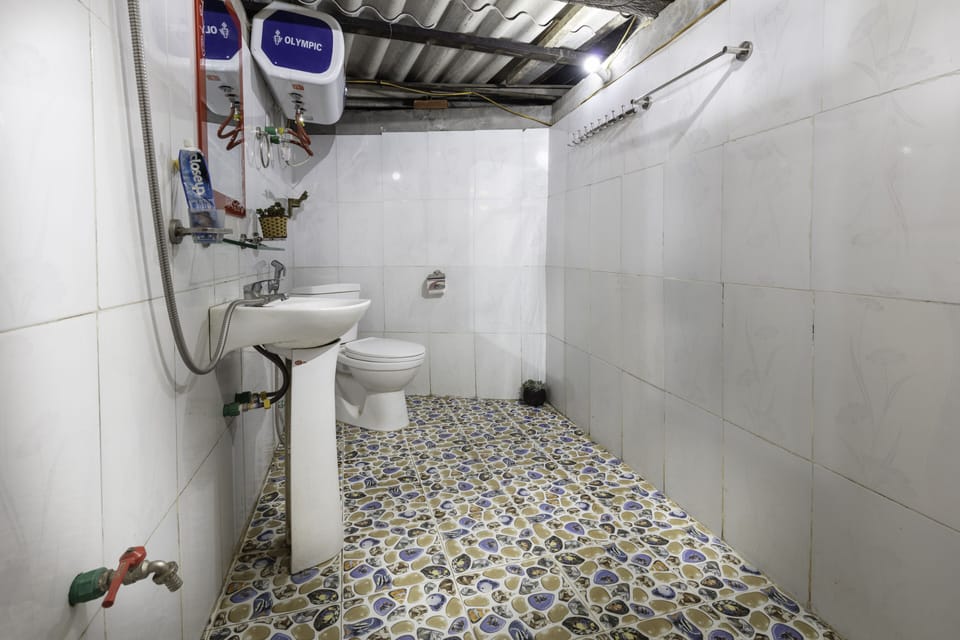 Shower, free toiletries, towels