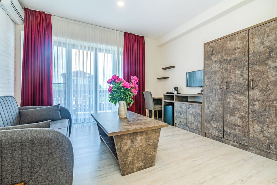 Deluxe Double or Twin Room, Vineyard View | Select Comfort beds, minibar, iron/ironing board, free WiFi