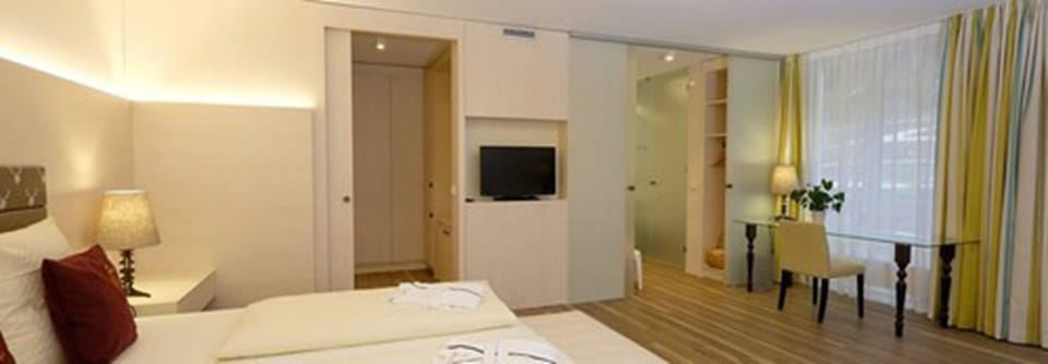 Family Suite | Hypo-allergenic bedding available, minibar, in-room safe, desk