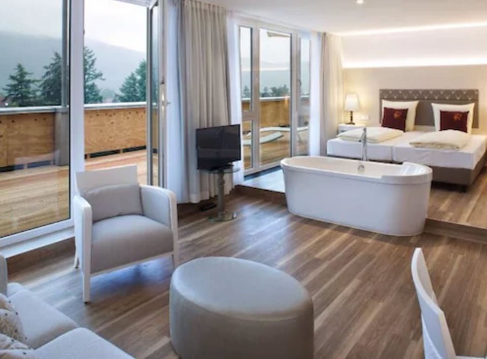 Junior Suite, Balcony | Hypo-allergenic bedding, minibar, in-room safe, individually decorated