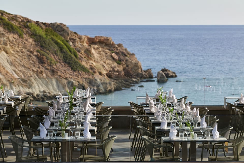 2 restaurants; breakfast, lunch, and dinner served