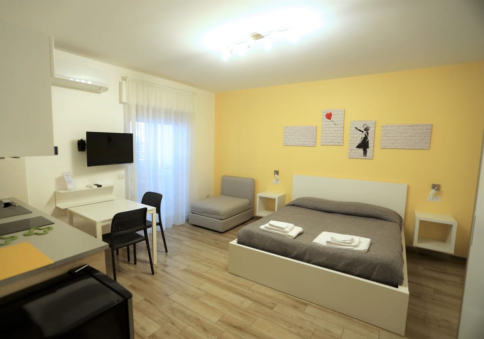 Deluxe Studio Suite, 1 Queen Bed (Art Room) | Individually decorated, blackout drapes, iron/ironing board, free WiFi