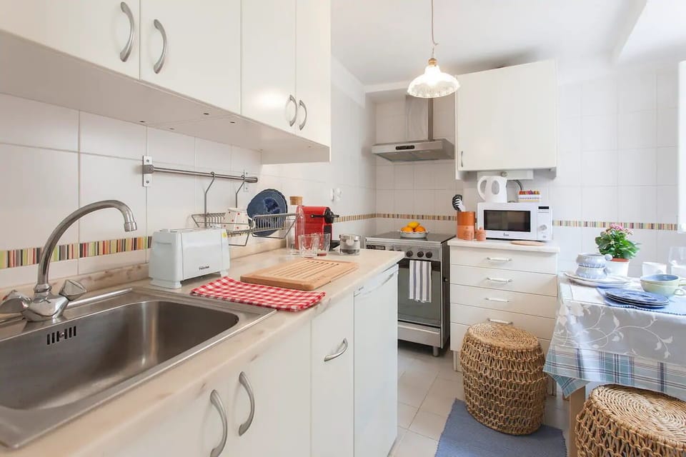Apartment, 1 Bedroom | Private kitchen | Full-size fridge, microwave, oven, stovetop