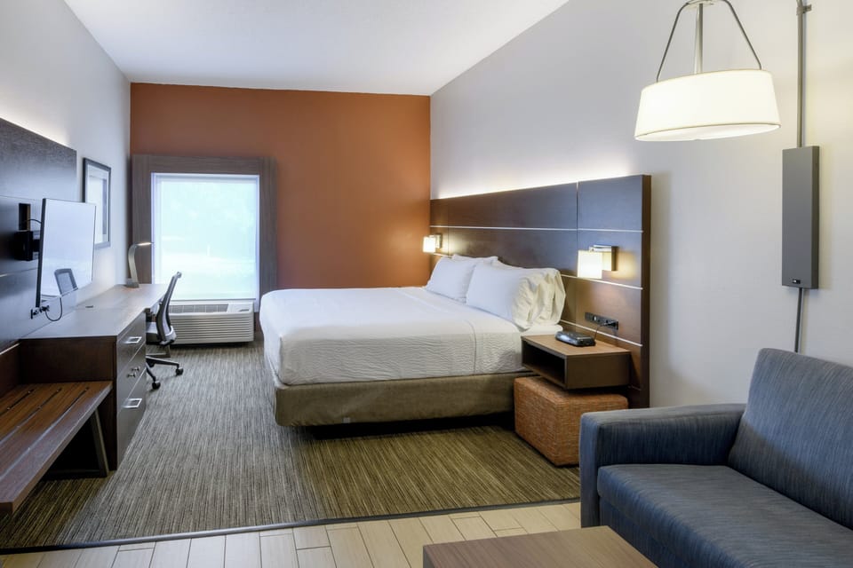 Premium bedding, in-room safe, desk, laptop workspace