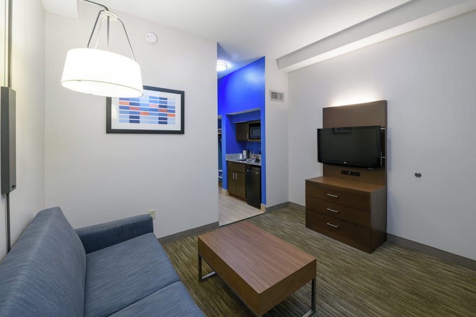 Premium bedding, in-room safe, desk, laptop workspace