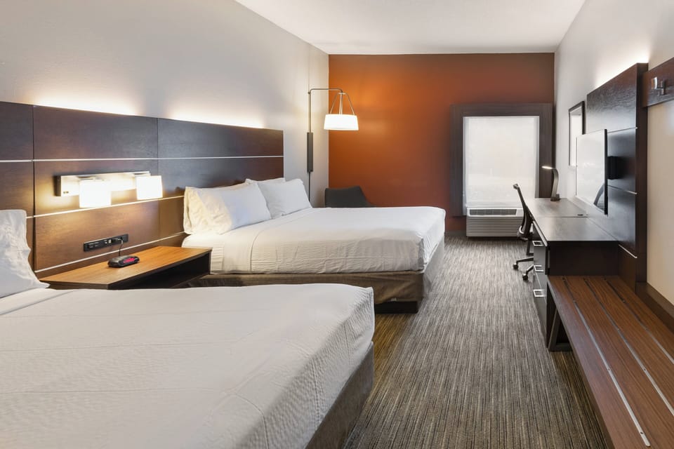 Premium bedding, in-room safe, desk, laptop workspace