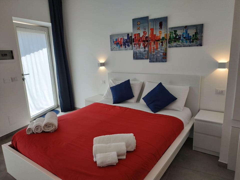 Free minibar items, desk, soundproofing, free WiFi