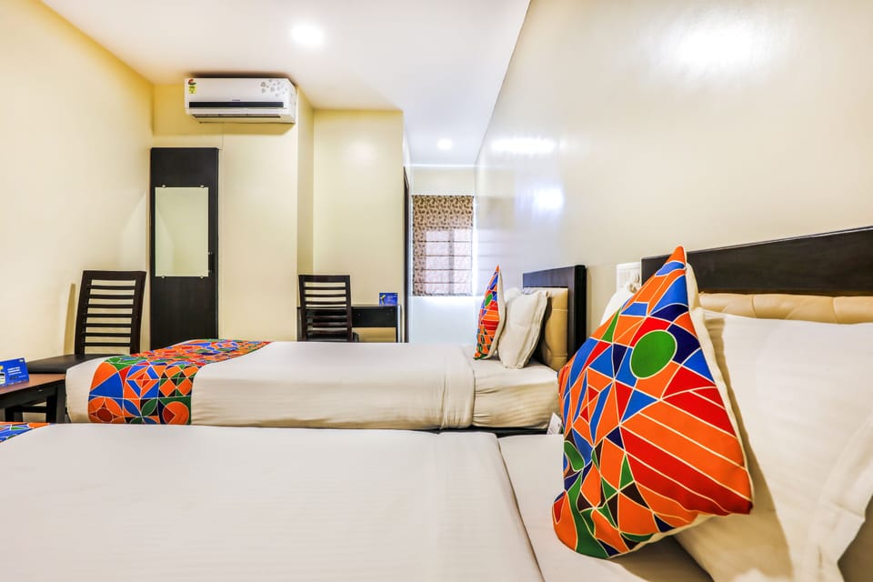 Family Room | Desk, free WiFi