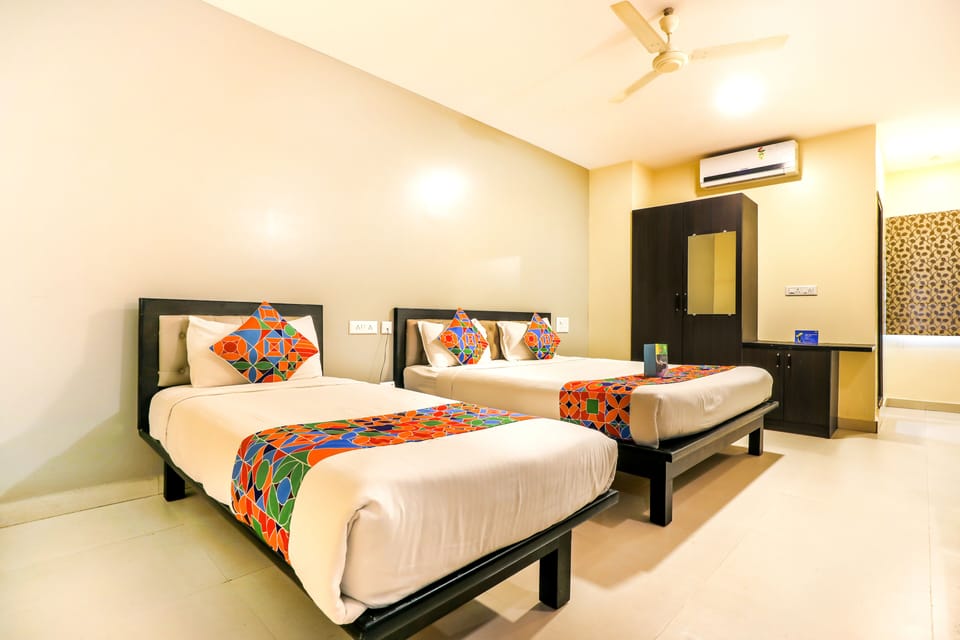 Family Room | Desk, free WiFi