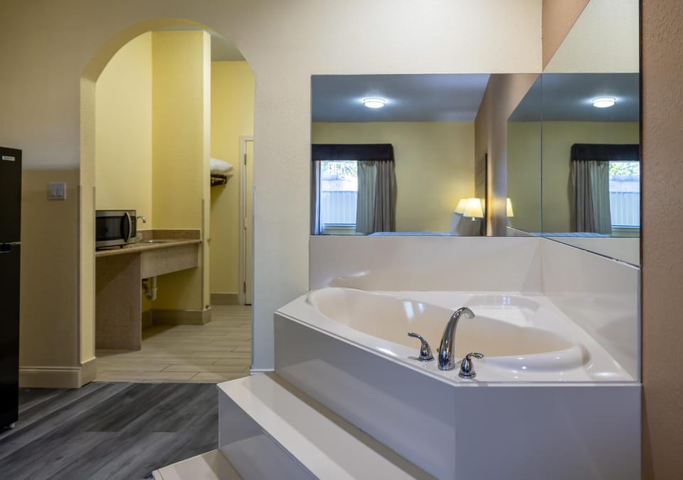 Suite, 1 King Bed, Non Smoking, Hot Tub (Refrigerator & Microwave) | Pillowtop beds, blackout drapes, iron/ironing board, free WiFi