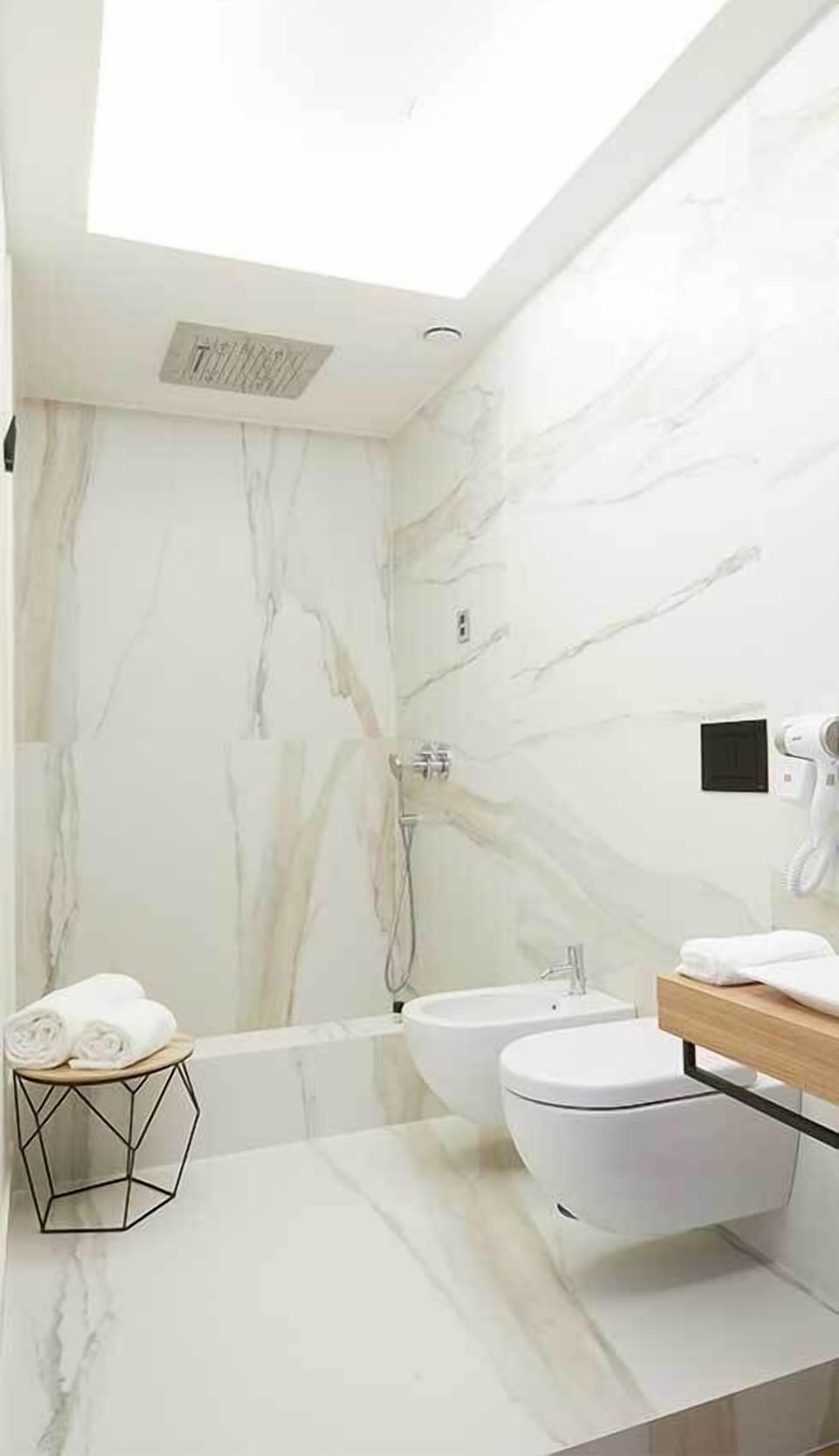 Superior Triple Room (Santa Lucia) | Bathroom | Shower, rainfall showerhead, free toiletries, hair dryer