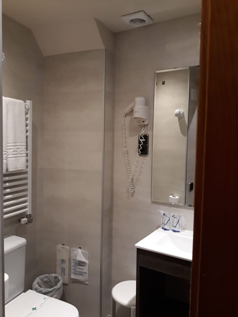 Combined shower/tub, free toiletries, hair dryer, towels