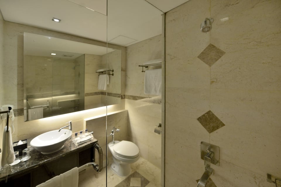 Deluxe Room | Bathroom | Shower, free toiletries, hair dryer, slippers