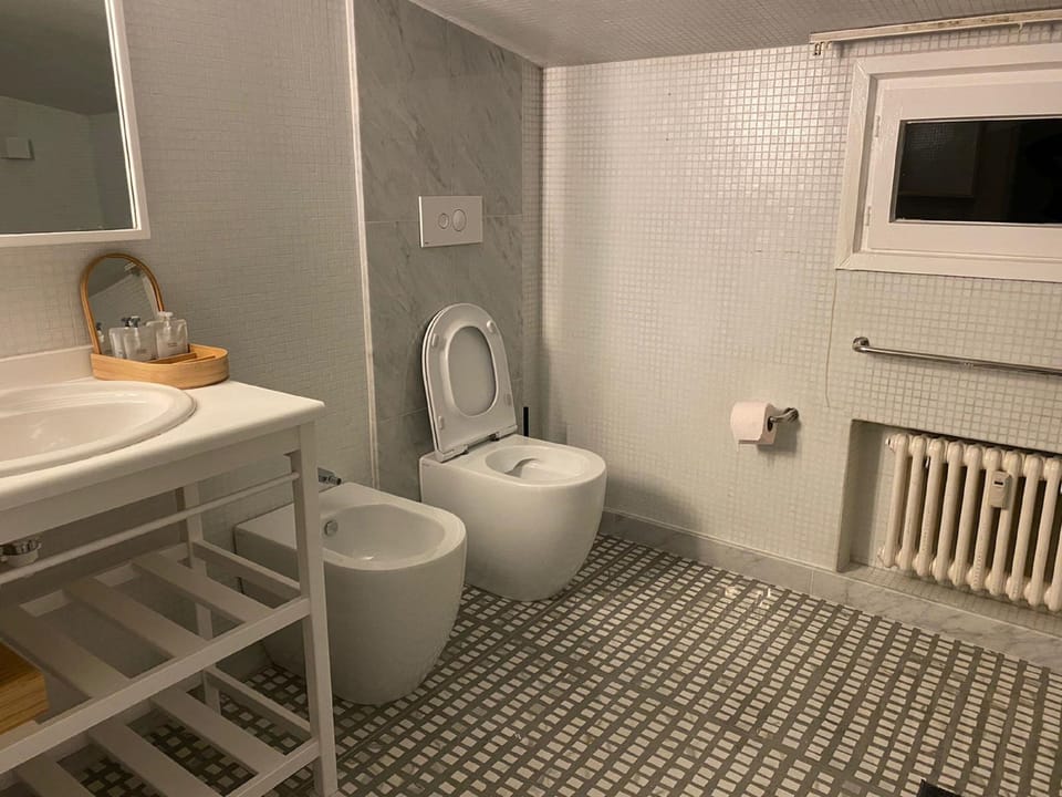 Loft | Bathroom | Shower, rainfall showerhead, free toiletries, hair dryer