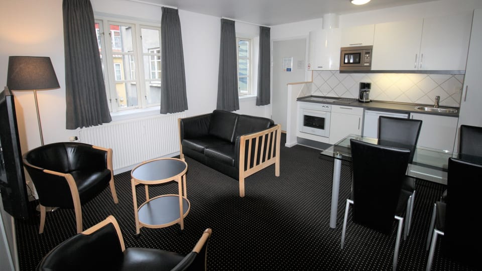 Family Apartment, 2 Bedrooms, Kitchen | Private kitchen | Microwave, stovetop, electric kettle, toaster