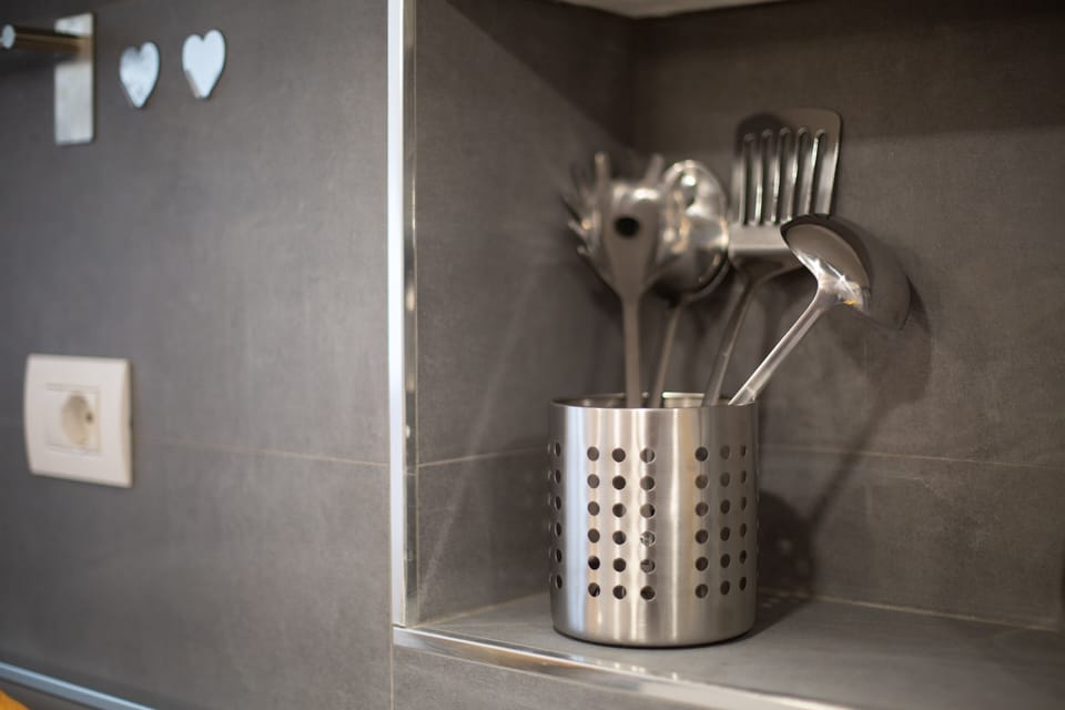 Comfort Apartment | Private kitchen | Fridge, oven, stovetop, cookware/dishes/utensils