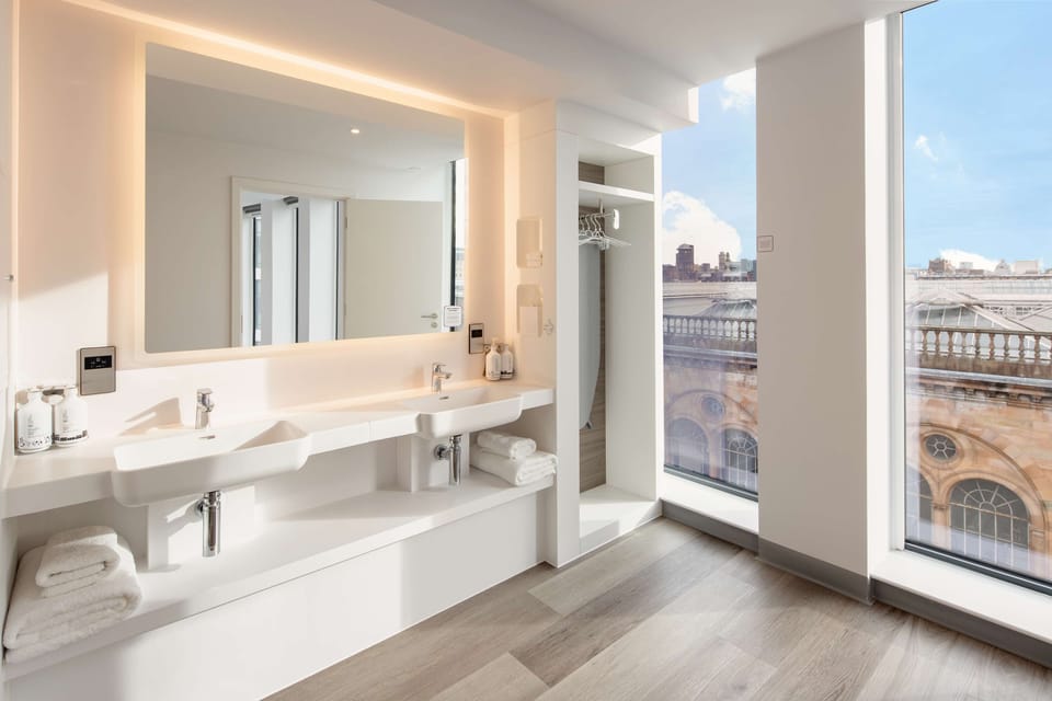 Shower, rainfall showerhead, free toiletries, hair dryer