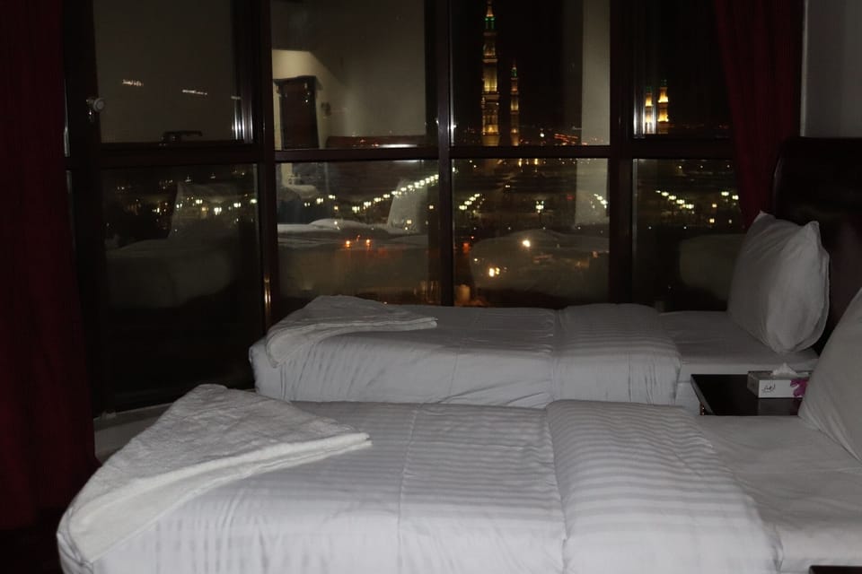 Standard Triple Room, 3 Bedrooms, City View (Haram View) | Desk, WiFi (free), bed sheets