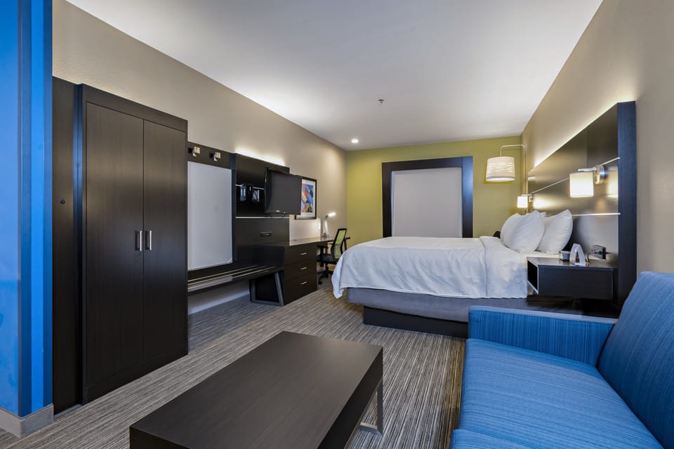 Standard Room, 1 King Bed, Accessible (Communications, Accessible Tub) | Bathroom | Hydromassage showerhead, designer toiletries, hair dryer, towels