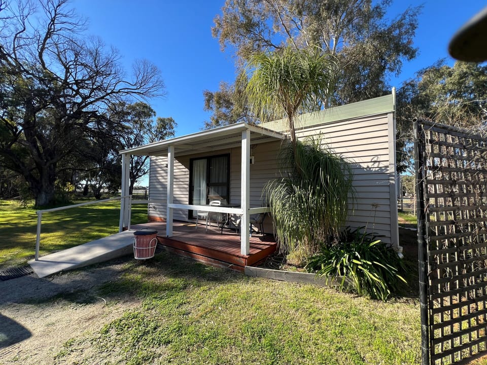 Deniliquin Pioneer Tourist Park Campground/ 
RV Resort in Deniliquin